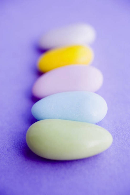 无人,竖图,俯视,室内,特写,白天,桌面,桌子,复活节,一排,阴影,紫色背景,节日,庆祝,整齐,反射,木制,影子,食品,糖,糖果,甜点,甜品,文化,食物,排列,木制品,甜食,庆典,摄影,影棚,纪念,队列,硬糖,杏仁糖,彩图,高角度拍摄,影棚拍摄,拍摄