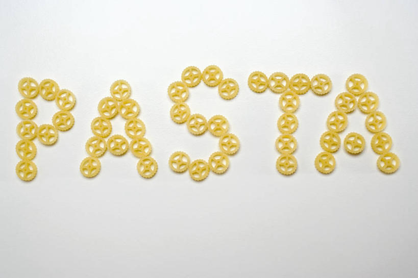 面食,面条,意大利面,无人,横图,俯视,室内,特写,白天,白色背景,西餐,桌面,桌子,许多,阴影,反射,木制,英文,标志,文字,影子,字符,字母,面,料理,食品,很多,标识,食物,木制品,西式,摄影,影棚,英文字母,彩图,高角度拍摄,影棚拍摄,拍摄,车轮面