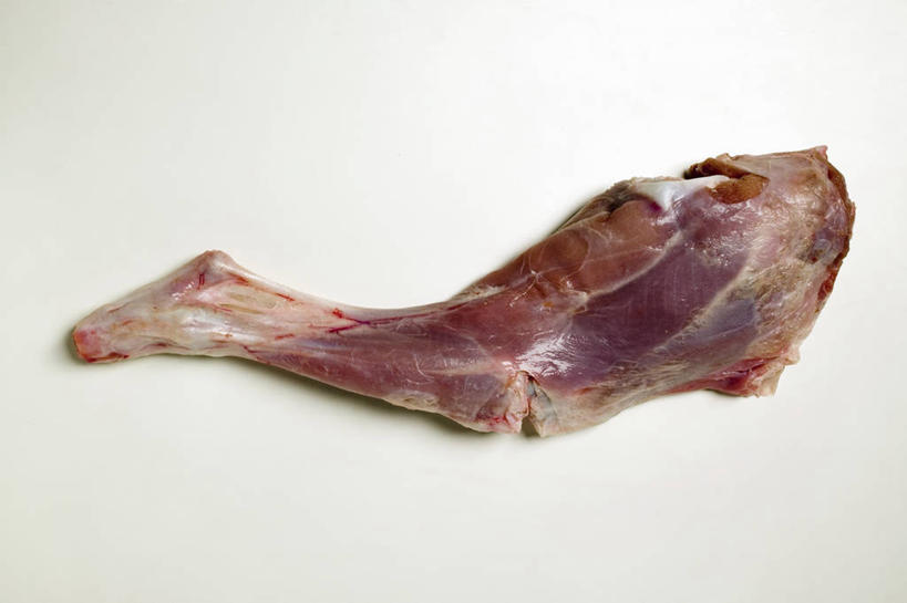 无人,横图,俯视,室内,特写,白天,白色背景,桌面,桌子,阴影,反射,木制,影子,肉,羊肉,肉类,一个,木制品,摄影,影棚,单个,肉食,羊腿,彩图,高角度拍摄,影棚拍摄,拍摄,羊腿肉