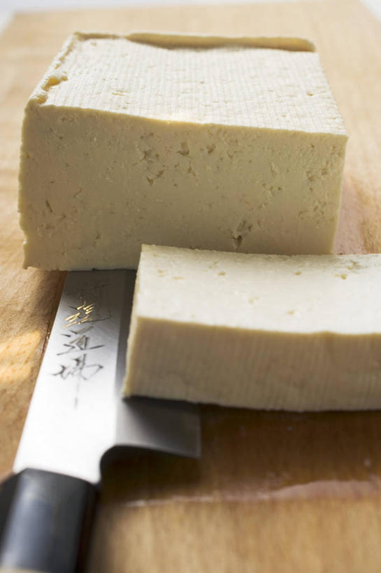 豆腐,无人,竖图,俯视,室内,特写,白天,桌面,桌子,金属制品,切开,阴影,反射,金属,木制,工具,影子,刀具,木制品,刀,切,豆制品,菜刀,剖面,切面,切菜刀,彩图,高角度拍摄