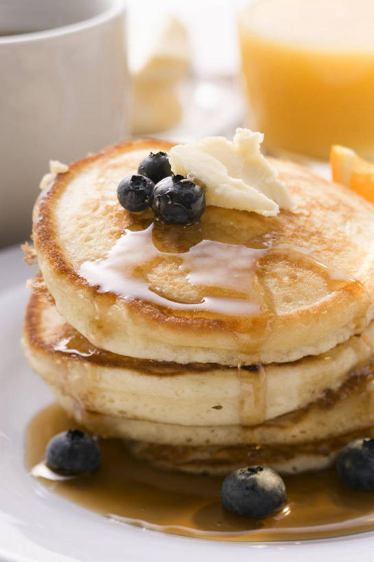 点心,蜂蜜,煎饼,无人,竖图,俯视,室内,特写,白天,桌面,桌子,浆果,蓝莓,水果,阴影,朦胧,模糊,新鲜,反射,粘稠,木制,影子,调料,生食,黄油,食品,糖,果实,调味品,调味料,文化,小吃,食物,糕点,木制品,甜食,有机食品,绿色食品,糖浆,乳制品,白脱油,花蜜,薄煎饼,黏稠,止痛,解毒,浓厚,乳脂,冬酿,石蜜,俄式薄煎饼,山都柿,蓝浆果,蓝靛果,彩图,高角度拍摄