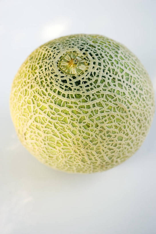 无人,竖图,俯视,室内,特写,白天,白色背景,桌面,桌子,水果,阴影,新鲜,反射,木制,影子,生食,食品,果实,甜瓜,食物,一个,木制品,香瓜,摄影,有机食品,绿色食品,影棚,单个,甘瓜,彩图,高角度拍摄,影棚拍摄,拍摄