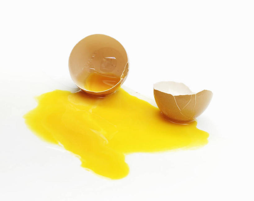 无人,横图,俯视,室内,特写,白天,白色背景,桌面,桌子,阴影,破碎,反射,木制,影子,蛋,鸡蛋,一个,木制品,摄影,影棚,单个,碎裂,破裂,分裂,卵,彩图,高角度拍摄,影棚拍摄,拍摄,决裂