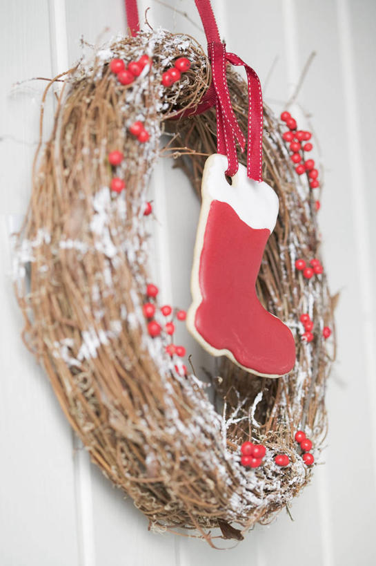 点心,无人,竖图,室内,特写,白天,正面,圣诞节,节日,庆祝,装饰,花环,墙,食品,甜点,文化,靴子,墙壁,墙面,食物,糕点,饼干,甜食,零食,庆典,纪念,华丽,修饰,圣诞花环,点缀,姜饼,衬托,美观,雅致,雅观,圣诞圈,德式姜饼,彩图