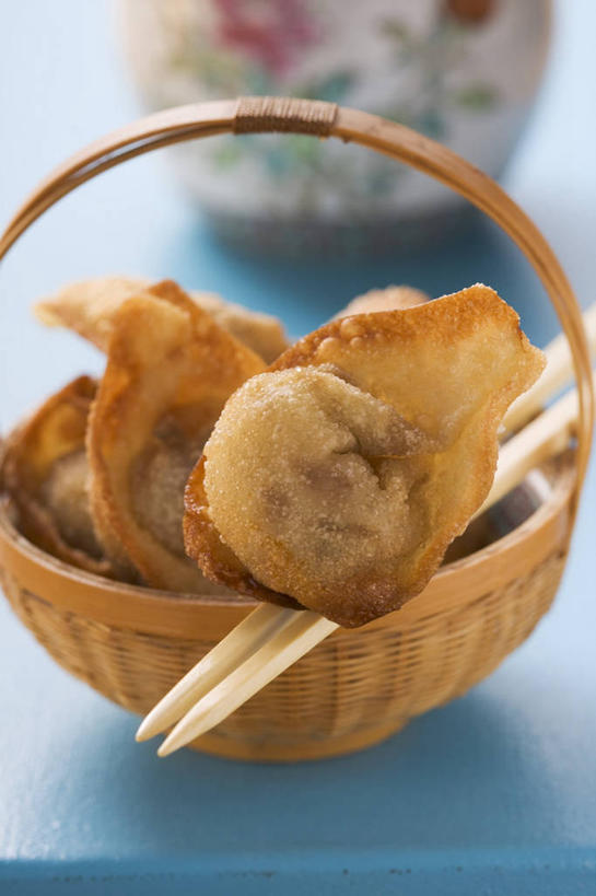 点心,馄饨,面食,无人,交叉,竖图,俯视,室内,特写,白天,餐桌,筷子,桌子,竹子,餐具,一堆,一双,阴影,堆叠,堆积,竹制,朦胧,模糊,编织,反射,篮子,影子,油炸,料理,食品,面点,文化,传统,美食,食物,一个,竹篮,中式,单个,餐台,竹条,堆,礼节,交织,竹制品,礼仪,穿插,扁肉,进餐用具,彩图,高角度拍摄,炸馄饨