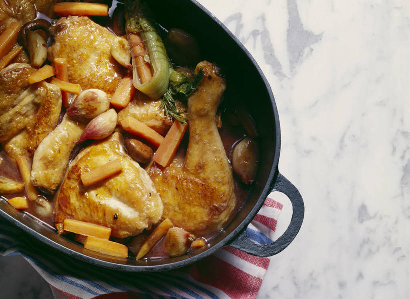 红酒,葡萄酒,无人,横图,俯视,室内,特写,白天,烹饪,西餐,餐桌,桌子,厨具,金属制品,阴影,反射,金属,锅子,影子,鸡肉,肉,料理,食品,酒类,锅,菜肴,美食,肉类,酒,食物,饮料,一个,红葡萄酒,西式,佳肴,单个,餐台,锅具,肉食,烹饪用具,烹调用具,烹调,彩图,高角度拍摄,法国菜,红酒烩鸡