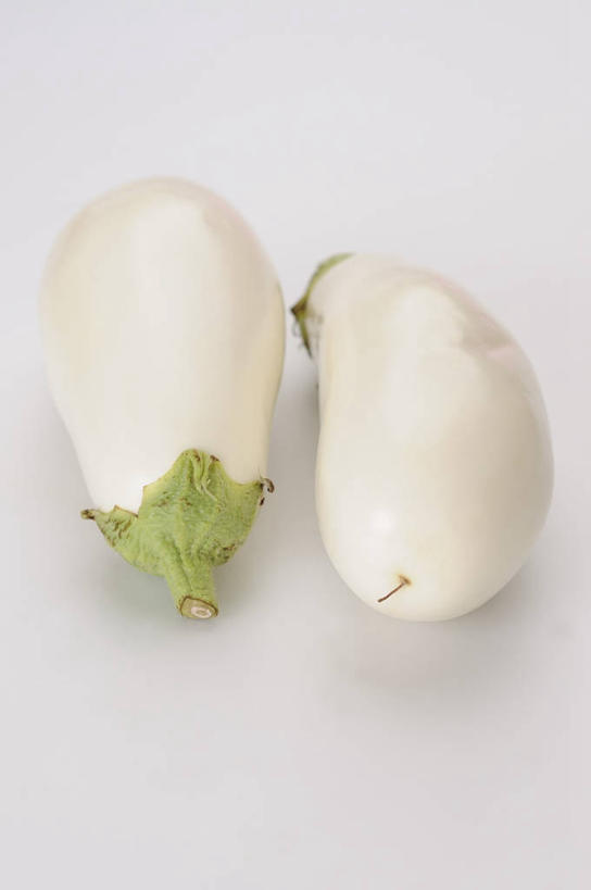无人,竖图,俯视,室内,特写,白天,白色背景,餐桌,桌子,茄子,蔬菜,阴影,新鲜,反射,影子,食品,食物,两个,白色,摄影,有机食品,绿色食品,影棚,餐台,落苏,酪酥,昆仑瓜,矮瓜,彩图,高角度拍摄,影棚拍摄,拍摄,白茄子