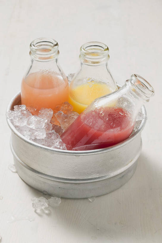 果汁,无人,竖图,俯视,室内,特写,白天,白色背景,餐桌,桌子,阴影,反射,罐子,影子,冰,饮品,清凉,冷冻,玻璃制品,饮料,三个,玻璃瓶,瓶子,冷饮,舒服,寒冷,摄影,影棚,刨冰,冷藏,餐台,沙冰,解暑,可口,解渴,舒爽,消暑,保鲜,适口,彩图,高角度拍摄,影棚拍摄,拍摄