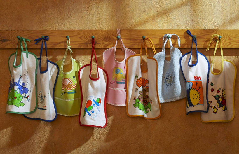 无人,横图,室内,特写,白天,正面,静物,一排,吊挂,悬挂,阴影,整齐,反射,影子,墙,挂,围兜,墙壁,墙面,排列,餐巾,队列,口水巾,食饭兜,婴儿围脖,婴儿围兜,彩图