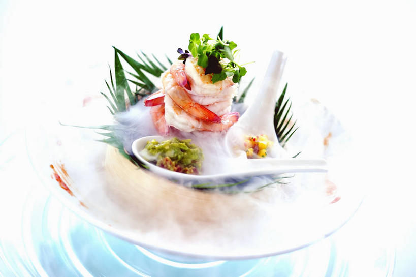 海鲜,无人,横图,俯视,室内,特写,白天,白色背景,餐桌,桌子,餐具,叶子,阴影,新鲜,装饰,反射,碟子,盘,影子,生食,沙拉,食品,绿叶,色拉,水产,沙律,食物,一个,盘子,碟,嫩叶,摄影,影棚,单个,餐台,色拉酱,华丽,修饰,点缀,配菜,海产品,千岛酱,衬托,美观,雅致,雅观,化合物,干冰,叶,叶片,彩图,高角度拍摄,影棚拍摄,拍摄,碳酐,碳酸酐,碳酸气,无机物,海鲜沙拉,固态,二氧化碳