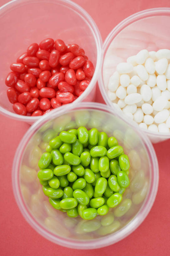 无人,竖图,俯视,室内,特写,白天,餐桌,桌子,杯子,一堆,许多,阴影,堆叠,堆积,红色背景,反射,影子,塑料,食品,糖,糖果,甜点,甜品,软糖,很多,食物,三个,红色,绿色,白色,塑料制品,甜食,摄影,影棚,餐台,塑料杯,堆,糖豆,彩图,高角度拍摄,影棚拍摄,拍摄