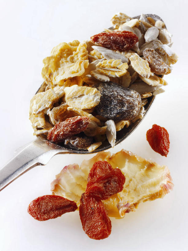 无人,竖图,俯视,室内,特写,白天,白色背景,早餐,植物,阴影,反射,影子,勺子,谷物,食品,果实,草药,药草,美食,饮食,中药,一个,调羹,汤匙,保健,摄影,影棚,单个,枸杞子,枸杞,麦片,药材,中草药,中药材,本草,苟起子,枸杞豆,枸杞果,血杞子,彩图,高角度拍摄,影棚拍摄,拍摄