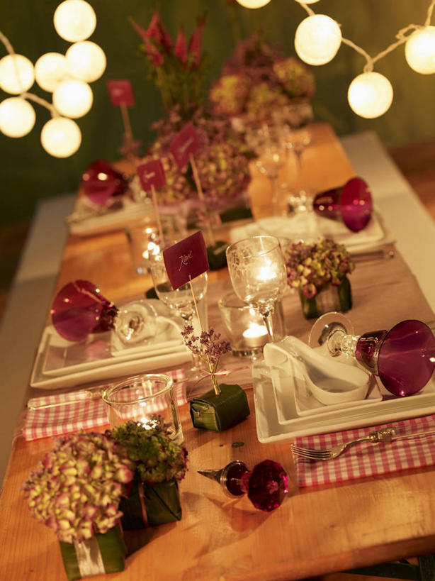 无人,竖图,俯视,室内,特写,白天,骄傲,餐桌,桌子,八仙花,杯子,餐具,许多,阴影,盛开,反射,碟子,高脚杯,盘,影子,红酒杯,很多,花蕾,玻璃制品,花,花瓣,花朵,鲜花,盘子,餐巾,酒杯,碟,花苞,花蕊,绣球花,餐台,紫阳花,洋绣球,葡萄酒杯,请帖,书信,草绣球,斗球,七变化,粉团花,善变,保洁方巾,口布,玻璃杯,彩图,高角度拍摄,简帖,请柬