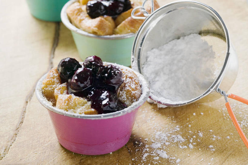 点心,面包,无人,横图,俯视,室内,特写,白天,餐桌,桌子,樱桃,水果,阴影,新鲜,反射,粉末,滤器,影子,勺子,陶瓷,调料,生食,食品,糖,布丁,面点,甜点,甜品,果实,陶瓷制品,调味品,调味料,食物,糕点,三个,容器,碗,果冻,甜食,零食,粉,面包布丁,有机食品,绿色食品,餐台,储藏,储存,啫喱,漏勺,糖粉,粉状,粉剂,樱珠,莺桃,英桃,楔桃,牛桃,荆桃,彩图,高角度拍摄,糖类,贮存