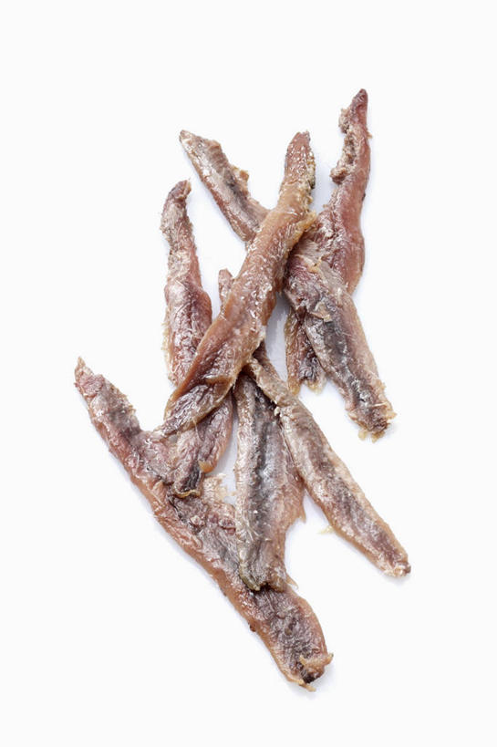 无人,竖图,俯视,室内,特写,白天,白色背景,餐桌,桌子,许多,阴影,反射,鱼,影子,肉,鱼干,鱼肉,很多,肉类,鱼类,摄影,影棚,餐台,肉食,凤尾鱼,凤鲚,鲚鱼,彩图,高角度拍摄,影棚拍摄,拍摄