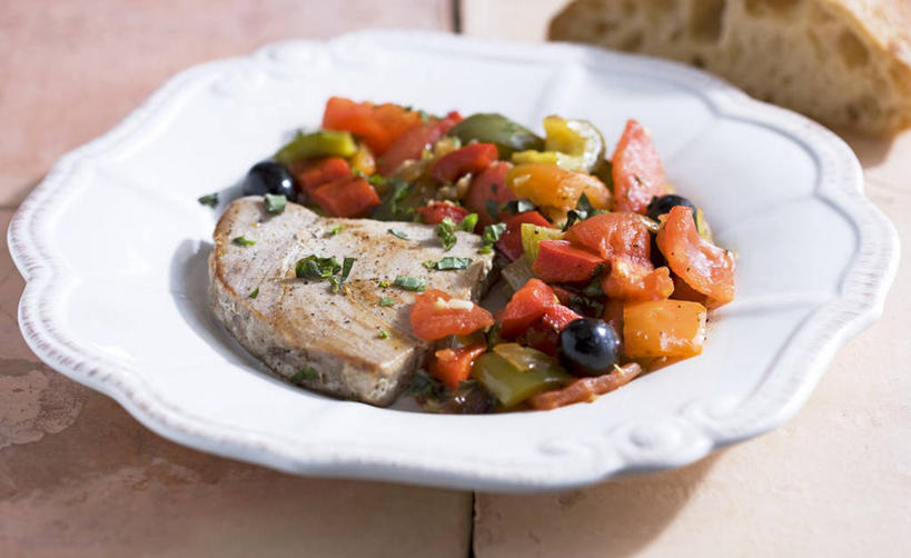 点心,面包,无人,横图,俯视,室内,特写,白天,餐桌,桌子,蔬菜,餐具,阴影,新鲜,反射,碟子,盘,影子,肉,鱼肉,食品,面点,鲔鱼,金枪鱼,肉类,食物,糕点,一个,盘子,碟,有机食品,绿色食品,单个,餐台,吞拿鱼,肉食,彩图,高角度拍摄