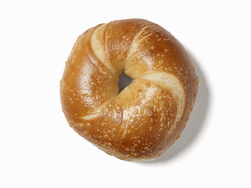 点心,面包,无人,横图,俯视,室内,特写,白天,白色背景,餐桌,桌子,阴影,反射,影子,食品,面点,食物,糕点,一个,摄影,影棚,单个,餐台,百吉饼,贝果面包,彩图,高角度拍摄,影棚拍摄,拍摄