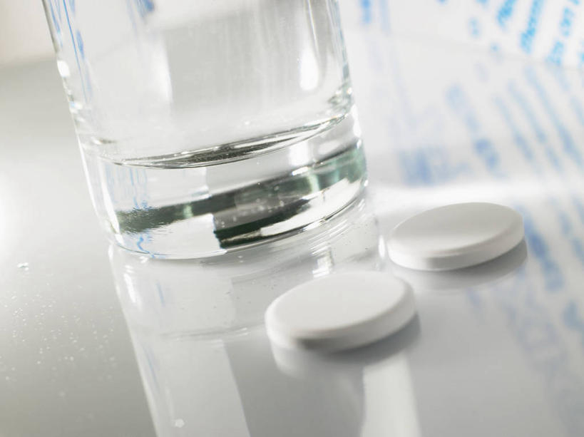 无人,横图,俯视,室内,特写,白天,安全,水,餐桌,桌子,杯子,两片,阴影,反射,药剂,药丸,液体,影子,防护,一杯,饮用水,药片,玻璃制品,一个,水杯,药品,矿泉水,治疗,单个,餐台,保护,药物,医疗,阿司匹林,保险,预防,蒸馏水,镇痛,解热,抑制,平安,玻璃杯,彩图,高角度拍摄