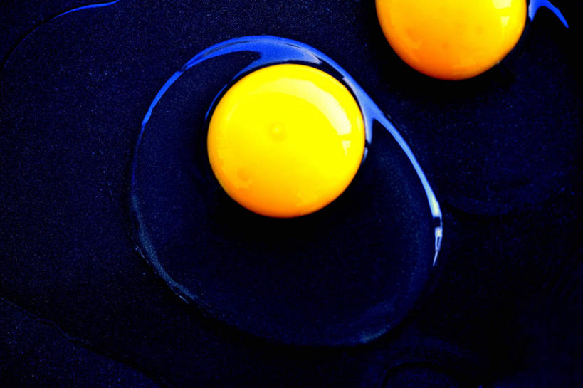 无人,横图,俯视,室内,特写,白天,餐桌,桌子,阴影,反射,影子,蛋,蛋黄,蛋清,鸡蛋,两个,黄色,餐台,草鸡蛋,卵,彩图,高角度拍摄