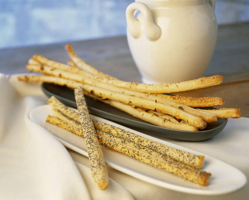 点心,面包,无人,横图,俯视,室内,特写,白天,餐桌,桌子,餐具,许多,阴影,反射,碟子,壶,盘,影子,食品,面点,很多,水壶,食物,糕点,三个,盘子,茶壶,容器,碟,餐台,罂粟籽,阿芙蓉,彩图,高角度拍摄,面包棒,米囊,御米