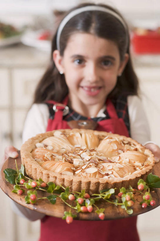 点心,西方人,儿童,一个人,站,捧,笑,微笑,竖图,室内,白天,正面,下午茶,纯洁,苹果,水果,欧洲,欧洲人,仅一个女性,仅一个人,服装,朦胧,模糊,新鲜,装饰,头饰,围裙,生食,食品,果实,注视,蛋挞,食物,糕点,小孩,衣服,红色,发箍,发饰,饰品,观察,看,站着,仅一个小孩,可爱,童年,童趣,服饰,有机食品,绿色食品,头箍,观看,华丽,修饰,点缀,察看,衣着,穿着,关注,发卡,童真,烂漫,无邪,配饰,衬托,美观,雅致,雅观,衣饰,蛋塔,天真,女孩,女人,女性,白种人,孩子,端,端着,捧着,手捧,站立,半身,彩图,苹果蛋挞,女生