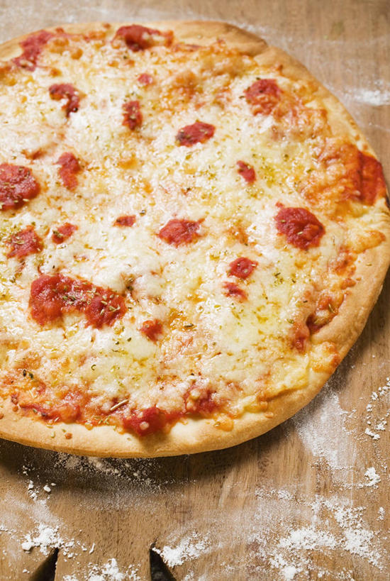 奶酪,无人,竖图,俯视,室内,特写,白天,烹饪,西餐,餐桌,桌子,蔬菜,西红柿,小番茄,阴影,新鲜,反射,木制,粉末,影子,面粉,干酪,起司,料理,食品,披萨,匹萨,芝士,营养,粮食,菜肴,美食,食物,一个,红色,木制品,快餐,粉,乳酪,西式,佳肴,有机食品,绿色食品,单个,餐台,农产品,乳制品,比萨,发酵,西式快餐,垃圾食品,原材料,意大利薄饼,粉状,小西红柿,樱桃小番茄,珍珠小番茄,樱桃番茄,圣女果,番茄,彩图,高角度拍摄,玛格丽特披萨