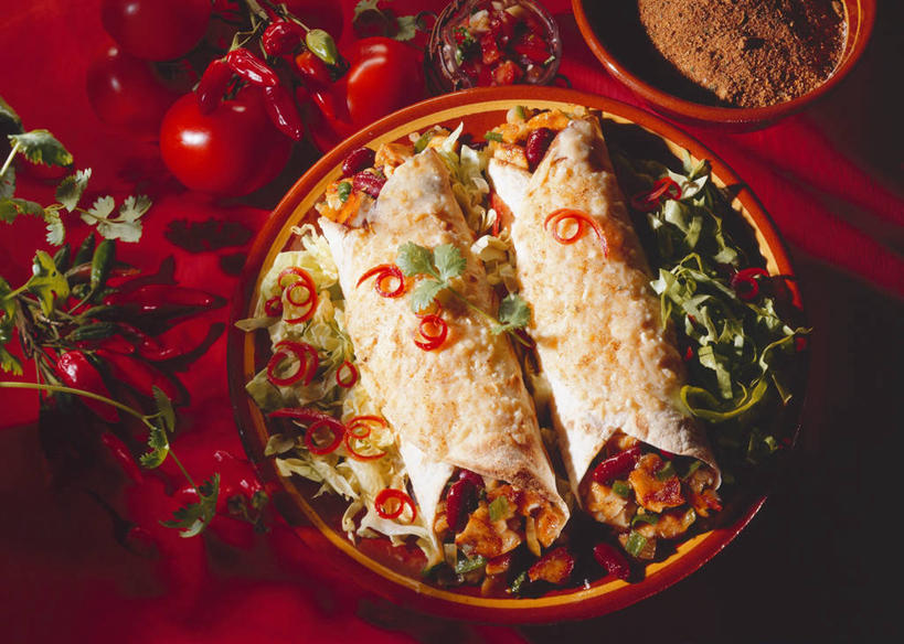 无人,横图,俯视,室内,特写,白天,烹饪,西餐,餐桌,桌子,辣椒,蔬菜,许多,阴影,红色背景,新鲜,反射,布料,影子,调味,香料,佐料,料理,食品,布纹,菜肴,美食,桌布,食物,两个,红色,餐巾,台布,快餐,西式,摄影,佳肴,有机食品,绿色食品,影棚,餐台,配料,鸡肉卷,西式快餐,辣角,大椒,辣虎,广椒,墨西哥鸡肉卷,作料,墨西哥辣椒,哈雷派尼奥,哈雷派尼奥辣椒,辣子,海椒,番椒,彩图,高角度拍摄,影棚拍摄,拍摄