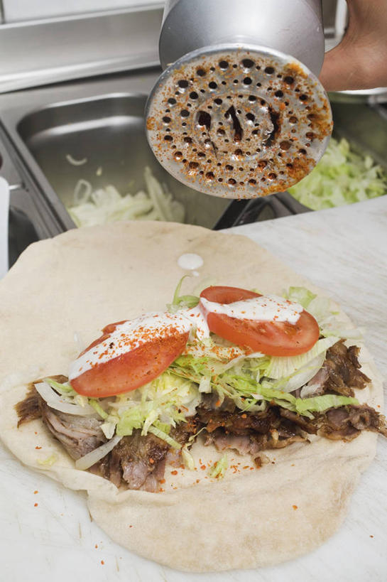 点心,无人,竖图,俯视,室内,特写,白天,餐桌,桌子,蔬菜,西红柿,厨具,阴影,新鲜,反射,工具,影子,生菜,莴苣,调味,肉,香料,佐料,食品,文化,饼,小吃,肉类,食物,糕点,甜食,有机食品,绿色食品,餐台,胡椒磨,配料,研磨器,肉食,玉米饼,作料,春菜,鹅仔菜,莴仔菜,千金菜,叶用莴苣,胡椒研磨器,番茄,彩图,高角度拍摄