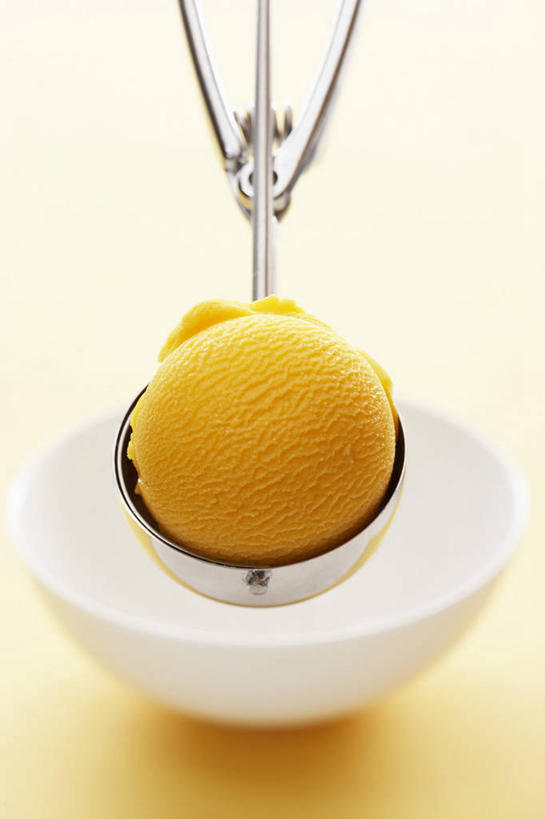 无人,竖图,俯视,室内,特写,白天,餐桌,桌子,金属制品,阴影,反射,金属,影子,勺子,陶瓷,冰激凌,陶瓷制品,清凉,一个,黄色,容器,碗,冷饮,舒服,冰淇淋,单个,餐台,储藏,解暑,储存,解渴,雪糕,舒爽,冰糕,消暑,冰激凌勺,彩图,高角度拍摄,芒果冰淇淋,贮存