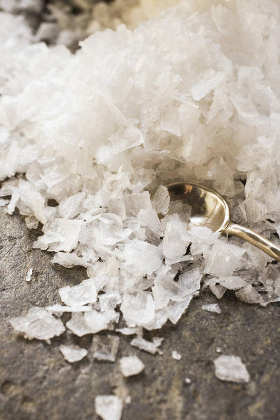 无人,竖图,俯视,室内,特写,白天,餐桌,桌子,一堆,许多,阴影,堆叠,堆积,反射,影子,调料,盐,调味品,调味料,食盐,白色,餐台,堆,彩图,高角度拍摄