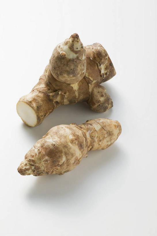 无人,竖图,俯视,室内,特写,白天,白色背景,餐桌,桌子,姜,两块,阴影,反射,影子,调味,香料,佐料,摄影,影棚,餐台,配料,止咳,止痛,作料,解毒,发汗,温肺,温胃,行气,止呕,百辣云,生姜,老姜,彩图,高角度拍摄,影棚拍摄,拍摄,散寒