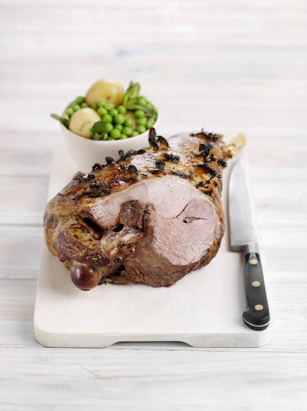 无人,竖图,俯视,室内,特写,白天,植物,餐桌,桌子,蔬菜,蒜,金属制品,一把,阴影,新鲜,反射,金属,工具,影子,陶瓷,豆类,豆子,豌豆,肉,食品,案板,刀具,陶瓷制品,蒜头,羊肉,荷兰豆,肉类,砧板,食物,白色,容器,碗,刀,有机食品,绿色食品,餐台,储藏,储存,菜刀,雪豆,肉食,羊腿,豆科,寒豆,毕豆,麻累,国豆,小寒豆,麦豌豆,切菜刀,胡蒜,大蒜,彩图,高角度拍摄,羊腿肉,贮存