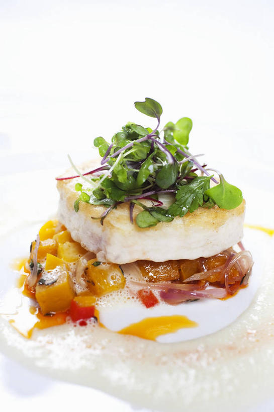 海鲜,无人,竖图,俯视,室内,特写,白天,白色背景,烹饪,西餐,餐桌,桌子,柠檬,辣椒,南瓜,蔬菜,餐具,水果,阴影,新鲜,反射,鱼,碟子,盘,影子,金瓜,蛋,荷包蛋,鸡蛋,煎蛋,肉,生食,鱼肉,料理,食品,果实,蔬果,水产,菜肴,美食,肉类,鱼类,海洋生物,番瓜,食物,盘子,碟,西式,摄影,佳肴,有机食品,绿色食品,影棚,餐台,麦瓜,倭瓜,水生动物,海产品,水生物,肉食,海底动物,辣角,红海椒,大椒,辣虎,广椒,卵,刺鲅,煎鸡蛋,益母果,柠果,辣子,红辣椒,海椒,番椒,彩图,高角度拍摄,影棚拍摄,拍摄