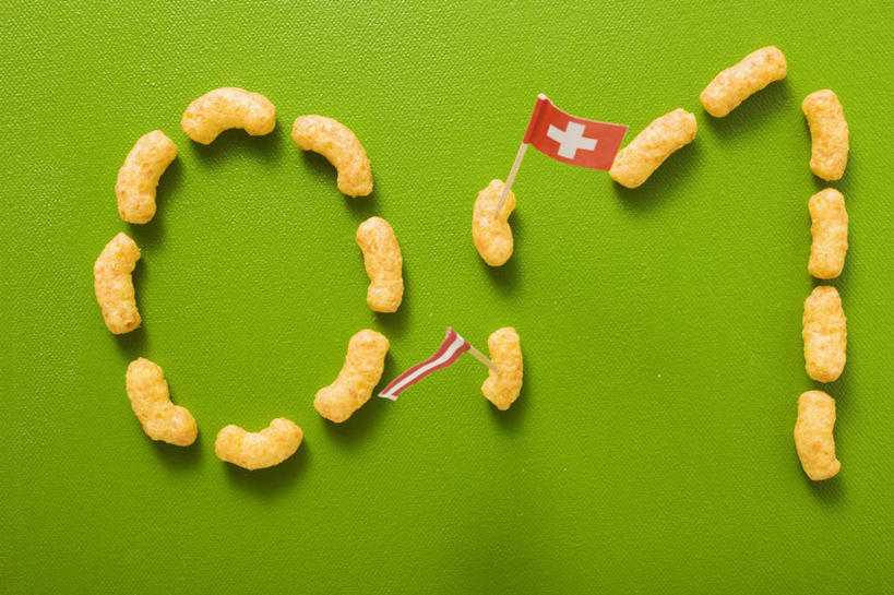 无人,横图,俯视,室内,特写,白天,餐桌,桌子,旗帜,国旗,一排,许多,绿色背景,阴影,整齐,反射,影子,食品,糖,糖果,甜点,甜品,食物,排列,甜食,摄影,影棚,餐台,队列,瑞士国旗,旗,彩图,高角度拍摄,影棚拍摄,拍摄,花生酥,芝麻酥