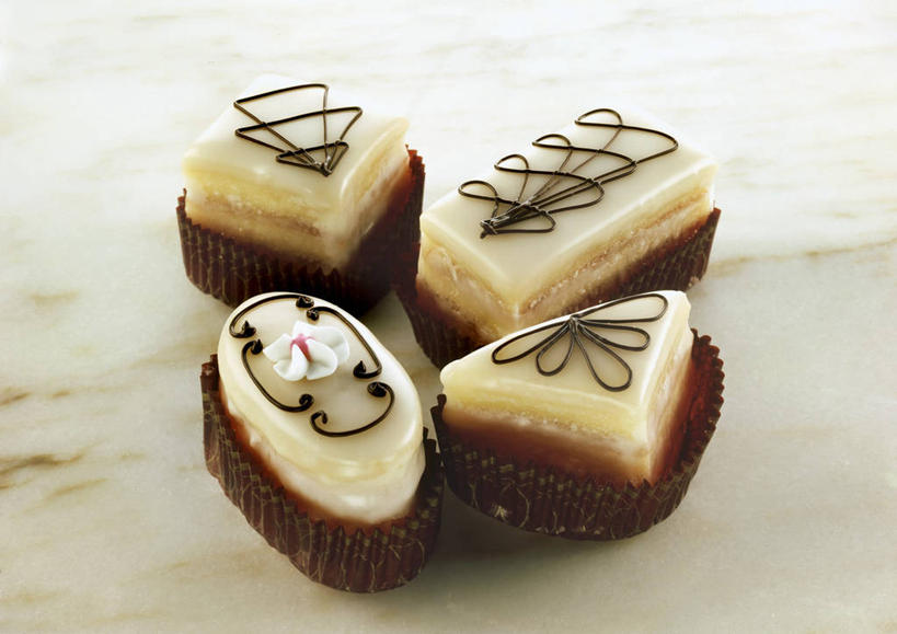 点心,无人,横图,俯视,室内,特写,白天,下午茶,餐桌,桌子,一排,阴影,整齐,反射,影子,食品,食物,糕点,排列,四个,摄影,影棚,餐台,纸托,队列,纸杯蛋糕,纸托蛋糕,蛋糕托,蛋糕托纸,蛋糕纸托,彩图,高角度拍摄,影棚拍摄,拍摄,蛋糕