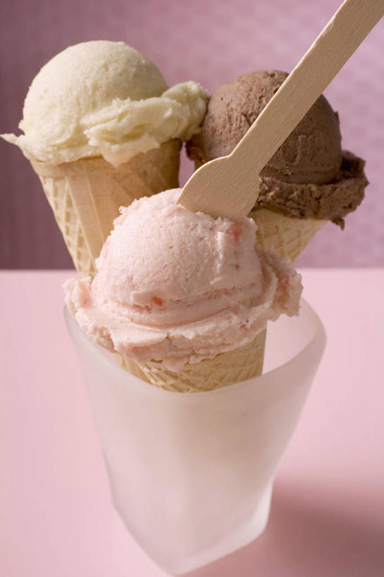 无人,竖图,俯视,室内,特写,白天,餐桌,桌子,杯子,阴影,粉色背景,反射,影子,勺子,冰激凌,清凉,玻璃制品,三个,一个,水杯,调羹,汤匙,冷饮,舒服,冰淇淋,草莓冰激凌,摄影,影棚,单个,餐台,解暑,解渴,雪糕,华夫饼,舒爽,窝夫,格子饼,华夫,格仔饼,压花蛋饼,冰糕,消暑,玻璃杯,彩图,高角度拍摄,影棚拍摄,拍摄,香草冰淇淋,巧克力冰激凌