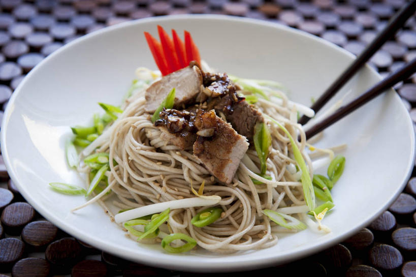 面食,面条,无人,横图,俯视,室内,特写,白天,筷子,桌面,桌子,餐具,一双,阴影,反射,木制,布料,影子,调料,酱料,酱汁,面,肉,佐料,调味品,调味料,布纹,文化,传统,拉面,酱,肉类,桌布,餐巾,木制品,台布,荞麦面,礼节,干辣椒,礼仪,肉食,海鲜酱,虾酱,进餐用具,彩图,高角度拍摄