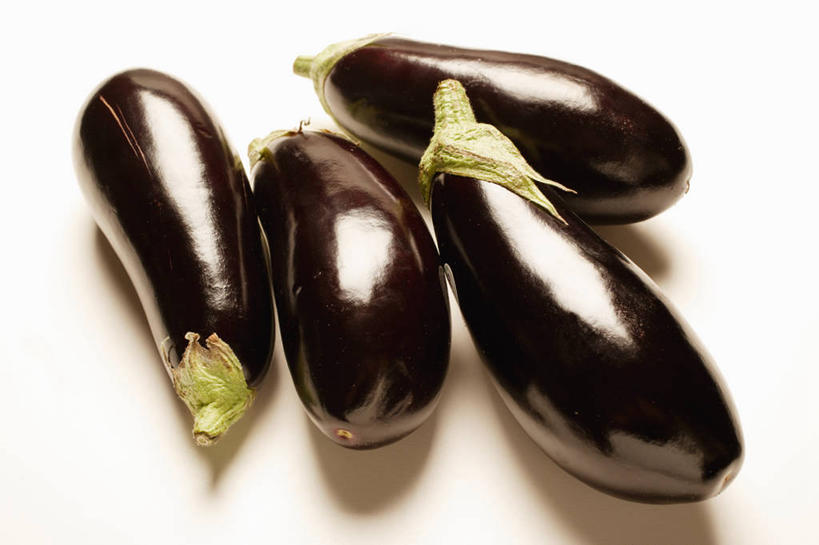 无人,横图,俯视,室内,特写,白天,白色背景,餐桌,桌子,茄子,蔬菜,阴影,新鲜,反射,影子,食品,食物,紫色,四个,摄影,有机食品,绿色食品,影棚,餐台,紫茄子,落苏,酪酥,昆仑瓜,矮瓜,彩图,高角度拍摄,影棚拍摄,拍摄