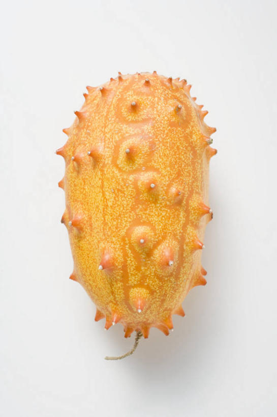 无人,竖图,俯视,室内,特写,白天,白色背景,餐桌,桌子,水果,阴影,新鲜,反射,影子,生食,食品,果实,刺角瓜,非洲角瓜,食物,一个,摄影,有机食品,绿色食品,影棚,单个,餐台,非洲黄瓜,非洲角黄瓜,彩图,高角度拍摄,影棚拍摄,拍摄