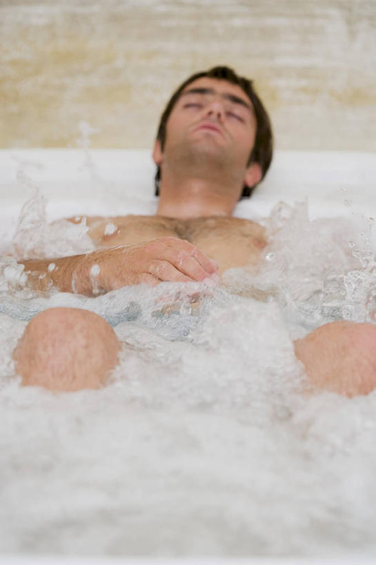 西方人,一个人,躺,闭眼,竖图,室内,白天,正面,按摩,美容,洗澡,卫生间,浴室,欧洲,欧洲人,仅一个男性,仅一个人,护肤,干净,裸露,仅一个年轻男性,浴缸,清洁,保养,享受,休闲,健康,放松,SPA水疗,保健,温泉浴场,赤裸,卫生,裸,卫浴设备,养颜,泡汤,水管装置,卧着,男人,男性,年轻男性,白种人,淋浴房,矿泉疗养地,闭眼睛,闭着眼,闭着眼睛,躺着,卧,半身,彩图,沐浴,水疗,冲凉房,沐浴间,沐浴室