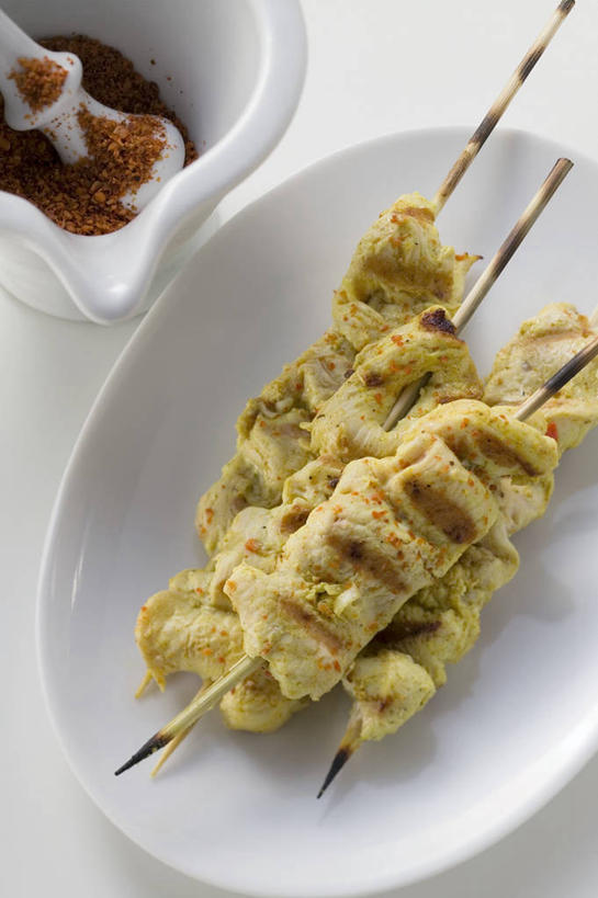 无人,竖图,俯视,室内,特写,白天,白色背景,烹饪,餐桌,桌子,餐具,阴影,反射,碟子,盘,影子,陶瓷,调料,鸡肉,酱料,酱汁,肉,佐料,料理,食品,陶瓷制品,调味品,调味料,酱,菜肴,美食,肉类,食物,盘子,容器,碟,碗,摄影,佳肴,影棚,餐台,储藏,储存,肉食,印度菜,印度料理,彩图,高角度拍摄,影棚拍摄,拍摄,东南亚菜,沙嗲,沙嗲酱,印尼爪哇菜,贮存