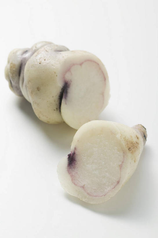 无人,竖图,俯视,室内,特写,白天,白色背景,餐桌,桌子,蔬菜,切开,阴影,新鲜,反射,影子,食品,食物,切,摄影,有机食品,绿色食品,影棚,餐台,剖面,切面,酸模,野菠菜,皱叶羊蹄,体贴,山菠菜,山大黄,彩图,高角度拍摄,影棚拍摄,拍摄