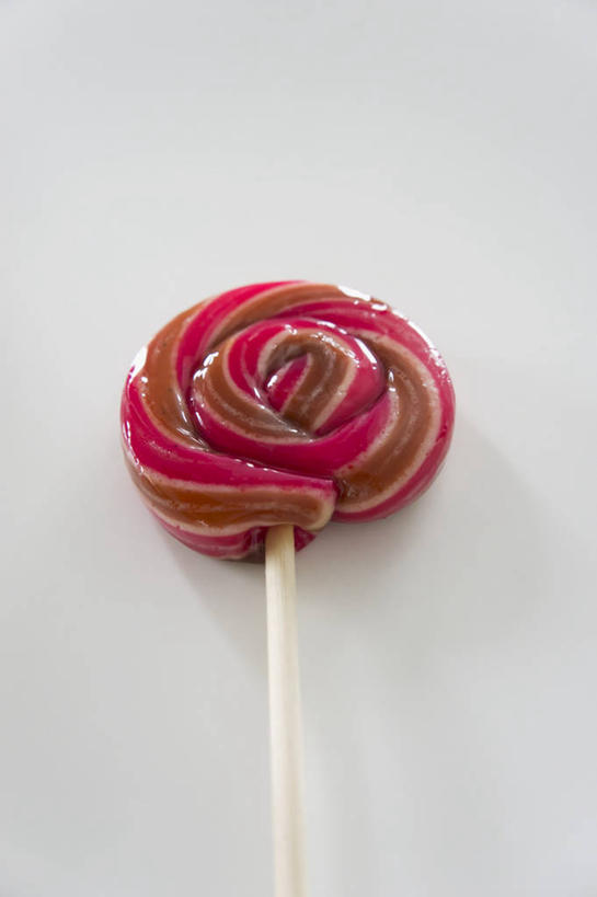 无人,竖图,俯视,室内,特写,白天,阴影,灰色背景,反射,棒棒糖,影子,食品,糖,糖果,甜点,甜品,食物,一个,红色,甜食,摄影,影棚,单个,波板糖,彩图,高角度拍摄,影棚拍摄,拍摄