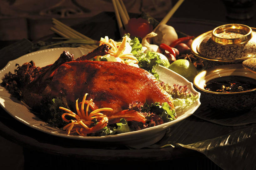 烤鸭,无人,横图,俯视,室内,特写,白天,烹饪,桌面,桌子,萝卜,胡萝卜,蔬菜,杯子,阴影,新鲜,反射,木制,高脚杯,影子,陶瓷,肉,料理,食品,陶瓷制品,红酒杯,鸭肉,菜肴,美食,肉类,玻璃制品,食物,酒杯,木制品,容器,碗,佳肴,有机食品,绿色食品,储藏,葡萄酒杯,储存,肉食,京菜,玻璃杯,红萝卜,甘荀,彩图,高角度拍摄,贮存