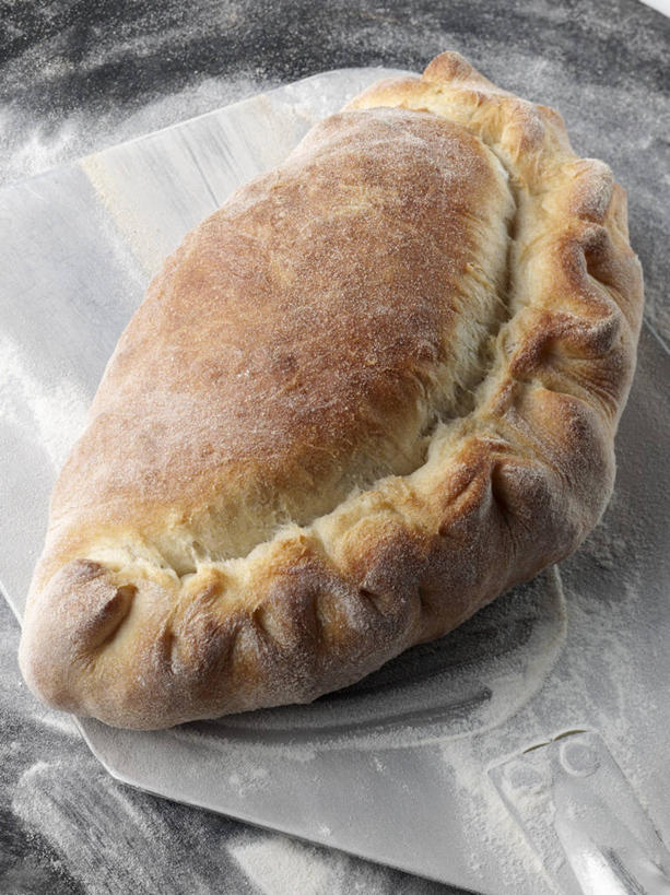 无人,竖图,俯视,室内,特写,白天,烹饪,西餐,桌面,桌子,阴影,反射,木制,影子,料理,食品,披萨,匹萨,菜肴,美食,食物,一个,木制品,快餐,西式,佳肴,单个,比萨,西式快餐,垃圾食品,意大利薄饼,彩图,高角度拍摄