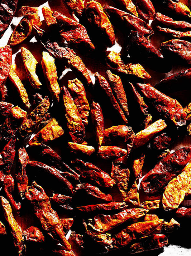 无人,竖图,俯视,室内,特写,白天,辣椒,一堆,许多,阴影,堆叠,堆积,反射,影子,堆,干辣椒,脱水,辣角,红海椒,大椒,辣虎,广椒,辣子,红辣椒,海椒,番椒,彩图,高角度拍摄,干海椒,筒筒辣角