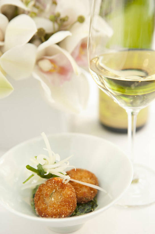 红酒,葡萄酒,无人,竖图,俯视,室内,特写,白天,白色背景,烹饪,餐桌,桌子,杯子,阴影,反射,高脚杯,影子,陶瓷,虾,油炸,炸虾,料理,食品,陶瓷制品,红酒杯,白葡萄酒,酒类,红酒瓶,菜肴,美食,玻璃制品,酒,酒瓶,食物,饮料,玻璃瓶,酒杯,瓶子,容器,碗,摄影,佳肴,影棚,餐台,储藏,葡萄酒杯,葡萄酒瓶,储存,虾球,玻璃杯,彩图,高角度拍摄,影棚拍摄,拍摄,炸虾球,贮存