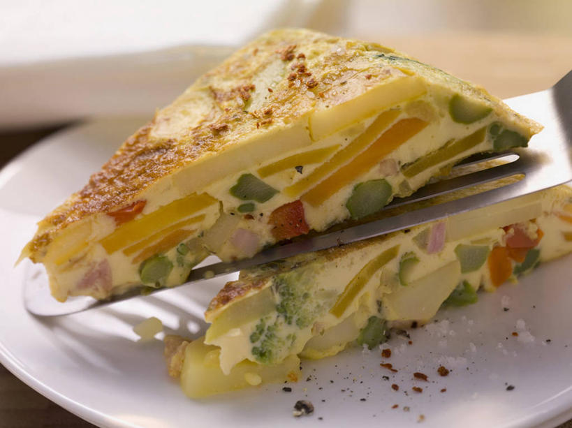 点心,煎饼,无人,横图,俯视,室内,特写,白天,白色背景,餐桌,桌子,蔬菜,土豆,餐具,阴影,新鲜,反射,碟子,盘,影子,蛋,鸡蛋,食品,文化,小吃,食物,糕点,盘子,碟,甜食,摄影,有机食品,绿色食品,影棚,餐台,薄煎饼,馍馍蛋,卵,俄式薄煎饼,洋芋,山药蛋,马铃薯,彩图,高角度拍摄,影棚拍摄,拍摄