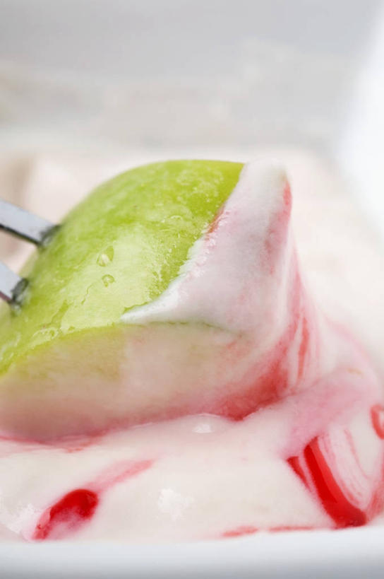 奶酪,无人,竖图,俯视,室内,特写,白天,烹饪,西餐,苹果,水果,阴影,新鲜,融化,反射,影子,陶瓷,生食,干酪,起司,料理,食品,果实,陶瓷制品,芝士,营养,火锅,菜肴,美食,食物,一个,容器,碗,乳酪,西式,佳肴,有机食品,绿色食品,单个,储藏,乳制品,储存,发酵,熔化,奶酪火锅,暖锅,溶化,熔解,消溶,彩图,高角度拍摄,贮存