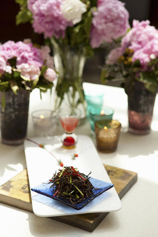 无人,竖图,俯视,室内,特写,白天,智慧,桌面,桌子,蔬菜,餐具,花瓶,阴影,朦胧,模糊,新鲜,艺术,装饰,盛开,反射,木制,碟子,盘,影子,陶瓷,食品,陶瓷制品,花蕾,文化,花,花瓣,花朵,鲜花,食物,一个,插花,盘子,木制品,瓶子,碟,花苞,花蕊,菱角,有机食品,绿色食品,单个,华丽,修饰,插花艺术,点缀,创造,创作,想象,衬托,美观,雅致,雅观,芰实,菱实,乌菱,彩图,高角度拍摄